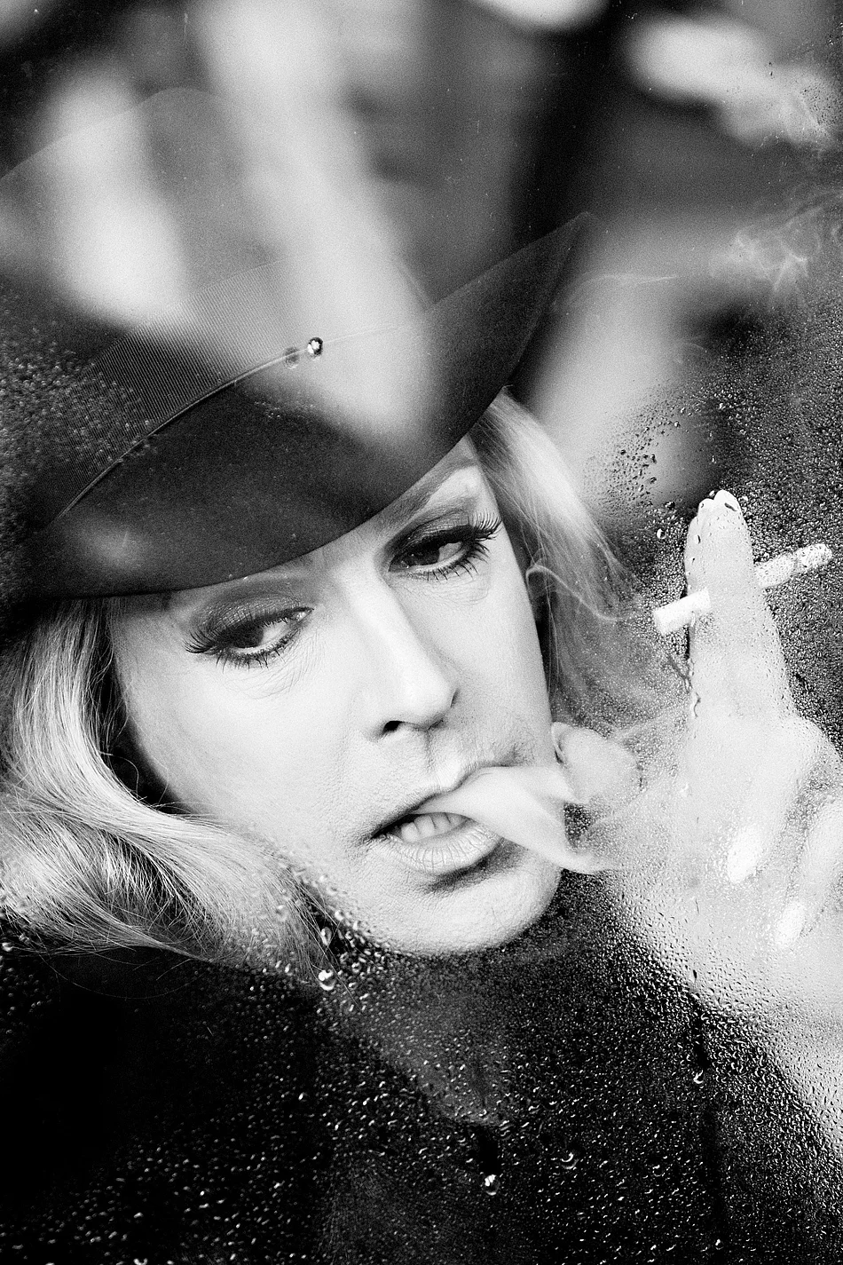 Tim Fischer in seiner Rolle als Hildegard Knef mit dunkler Kleidung und einer Zigarette in den Fingern