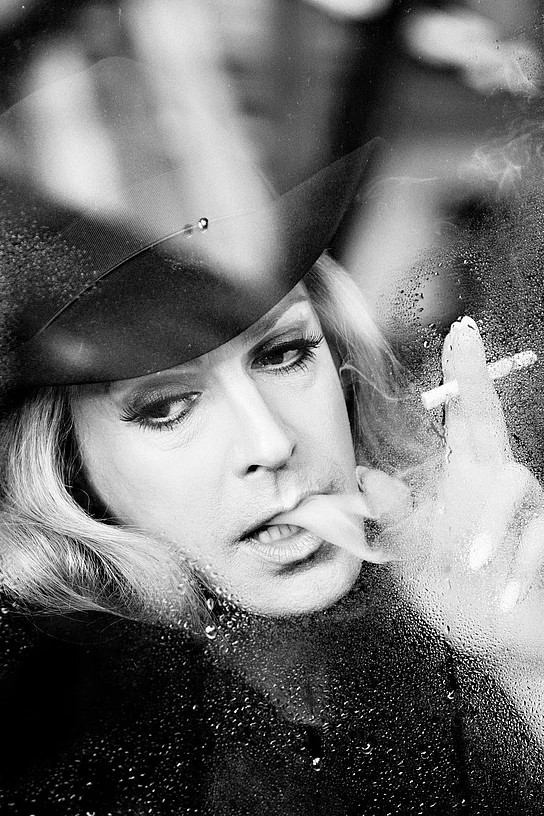 Tim Fischer in seiner Rolle als Hildegard Knef mit dunkler Kleidung und einer Zigarette in den Fingern