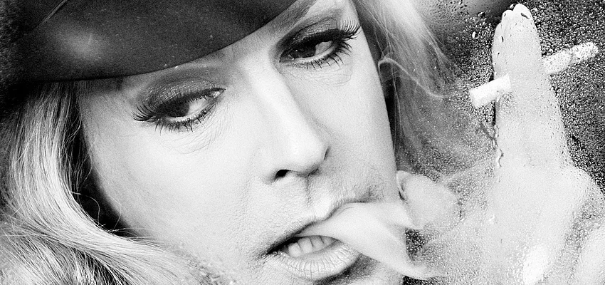 Tim Fischer in seiner Rolle als Hildegard Knef mit dunkler Kleidung und einer Zigarette in den Fingern