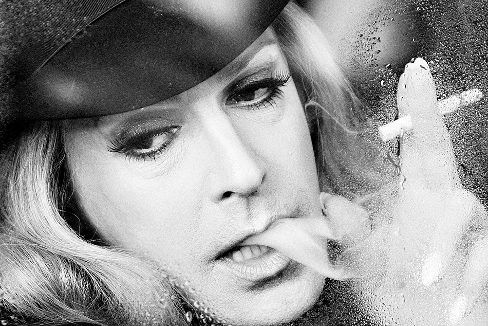 Tim Fischer in seiner Rolle als Hildegard Knef mit dunkler Kleidung und einer Zigarette in den Fingern