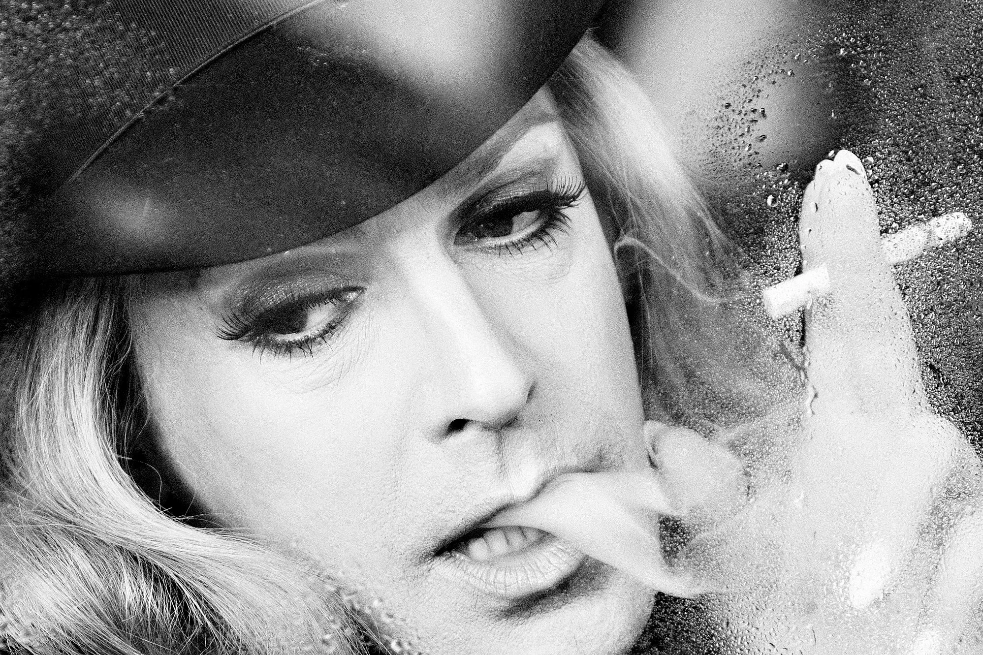 Tim Fischer in seiner Rolle als Hildegard Knef mit dunkler Kleidung und einer Zigarette in den Fingern