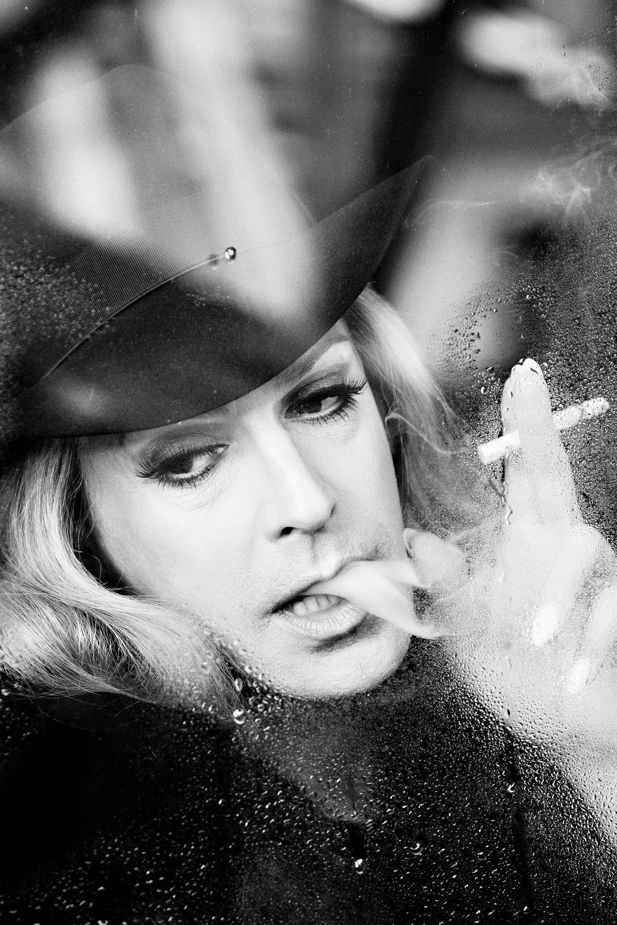 Tim Fischer in seiner Rolle als Hildegard Knef mit dunkler Kleidung und einer Zigarette in den Fingern