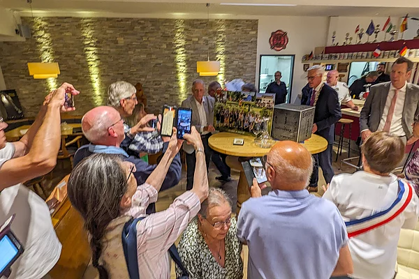 Eine Menschengruppe mit Handy macht Fotos von anderen Personen. 