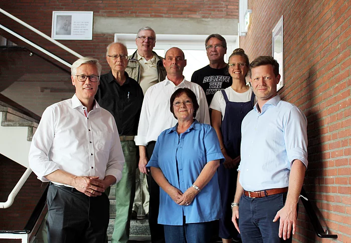Mitglieder der Steuerungsgruppe „Fairtrade Town“: Bürgermeister Rainhard Zug, CDU-Fraktionsvorsitzender Rainer Neumann, Hajo Wullschläger vom Glinder Stadtmarketing, der FDP-Fraktionsvorsitzende Thomas Kopsch, Leiterin Ulrike Müller-Kopsch, Wolfgang Manthei ebenfalls vom Glinder Stadtmarketing, Klimaschutzmanagerin Lisa Schill und der Geschäftsführer des Zweckverbandes Südstormarn Mathias Mucha (von links). Foto: Stadt Glinde