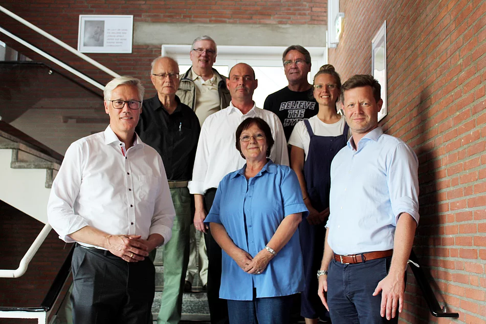 Mitglieder der Steuerungsgruppe „Fairtrade Town“: Bürgermeister Rainhard Zug, CDU-Fraktionsvorsitzender Rainer Neumann, Hajo Wullschläger vom Glinder Stadtmarketing, der FDP-Fraktionsvorsitzende Thomas Kopsch, Leiterin Ulrike Müller-Kopsch, Wolfgang Manthei ebenfalls vom Glinder Stadtmarketing, Klimaschutzmanagerin Lisa Schill und der Geschäftsführer des Zweckverbandes Südstormarn Mathias Mucha (von links). Foto: Stadt Glinde