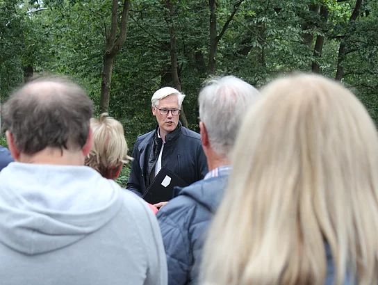 Anwohnergespräch zu Mobilheimen für Geflüchtete bei der Straße "Am Berge" - Rainhard Zug beantwortet Fragen Foto: Stadt Glinde