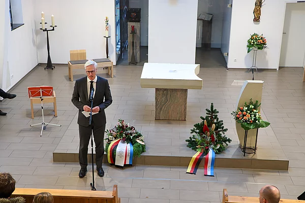 Bürgermeister Rainhard Zug am Mikrofon.