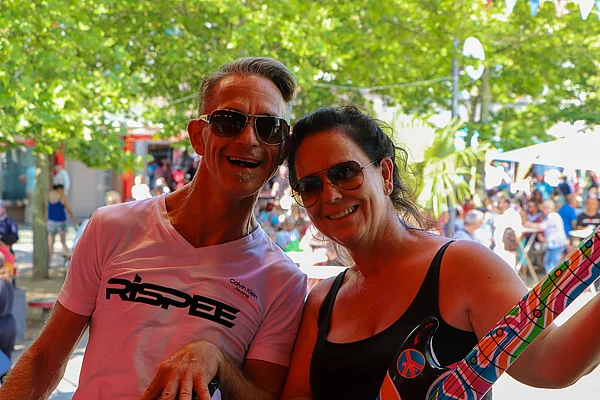 Ein Mann und eine Frau lächeln 