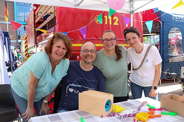 Menschen an einem Stand.