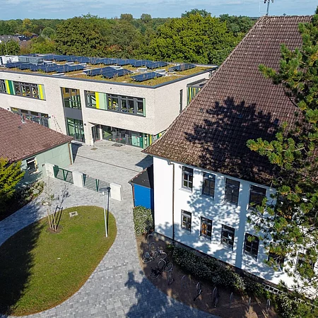 Gebäude der Grundschule Wiesenfeld von oben