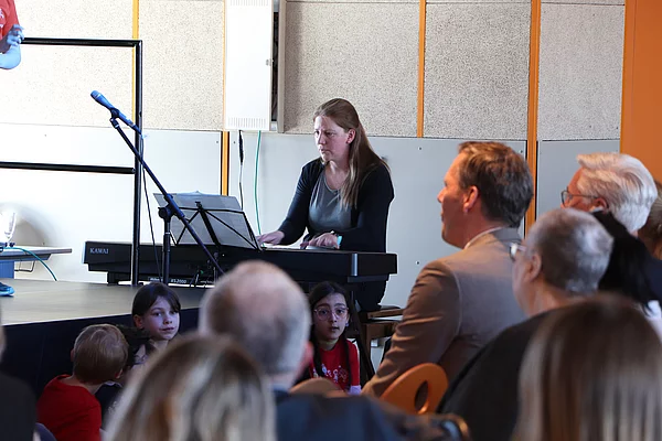 Eine Frau spielt Keyboard.