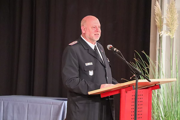 Glindes Wehrführer Michael Weidemann am Rednerpult beim Festakt zum 125. Jubiläum. Foto: Stadt Glinde
