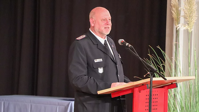 Glindes Wehrführer Michael Weidemann am Rednerpult beim Festakt zum 125. Jubiläum. Foto: Stadt Glinde