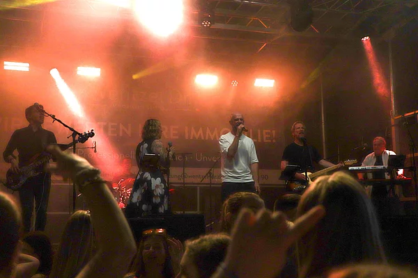 Blick auf die Bühne mit der Band FREESTYLE