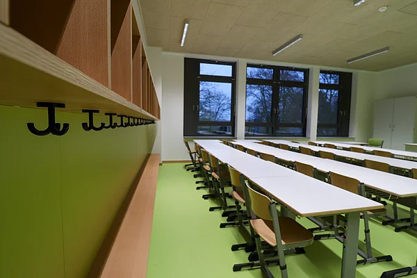 In den Klassenräumen gibt es eine ganze Reihe von Kleiderhaken für die Jacken der Kinder.