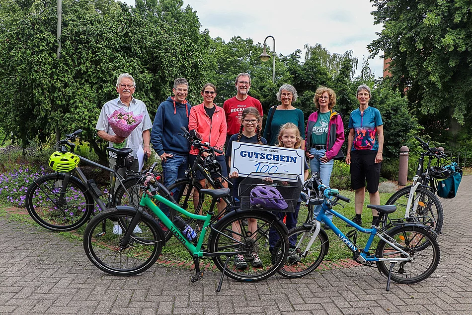 Ausgezeichnete Personen bim STADTRADELN 2026 Eine Gruppe von Menschen steht vor Fahrrädern.