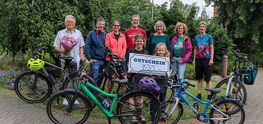Ausgezeichnete Personen bim STADTRADELN 2026 Eine Gruppe von Menschen steht vor Fahrrädern.