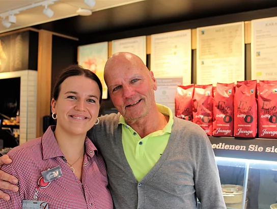 Junge - Die Bäckerei unterstützt Glindes Fairtrade Town Bewerbung - Louisa (Filiale Mühlencenter) und Gerd Hofrichter (Unternehmenskommunikation) Foto: Stadt Glinde