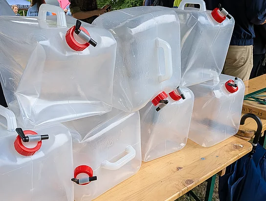 Wasserkanister aus transparentem Kunststoff
