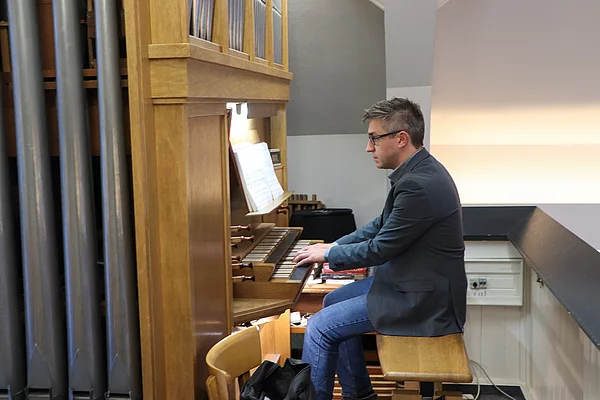 An der Orgel sitzt Daniel Jarosch.