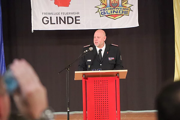 Glindes Wehrführer Michael Weidemann führte durch den Festakt. Foto Stadt Glinde