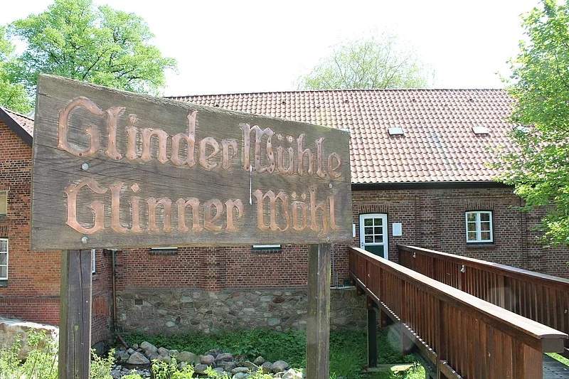 Dies ist ein Foto von der Glinder Kupfermühle von außen.