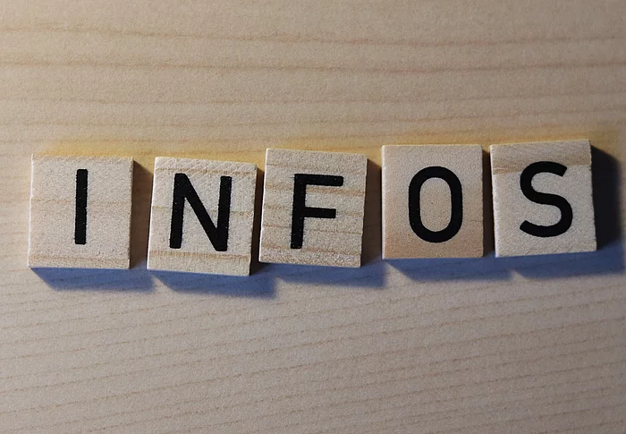 Buchstaben zeigen das Wort Infos