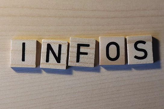 Buchstaben zeigen das Wort Infos
