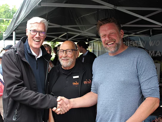 Bürgermeister Rainhard Zug (l.) am Stand des vabali spa hamburg mit Mitarbeiter Jürgen (m.) und Geschäftsführer Cornelius Riehm. Foto: Stadt Glinde