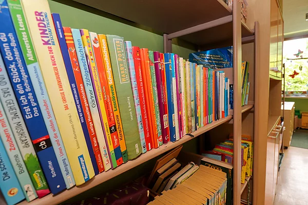 Bücher in einem Regal