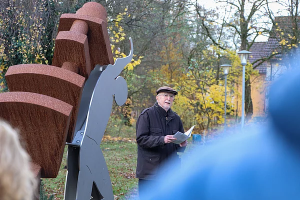 Ein Mann verliest einen Brief am Mahnmal.