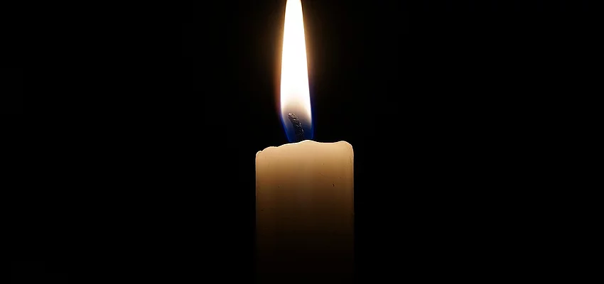 Eine Kerzenflamme vor schwarzem Hintergrund