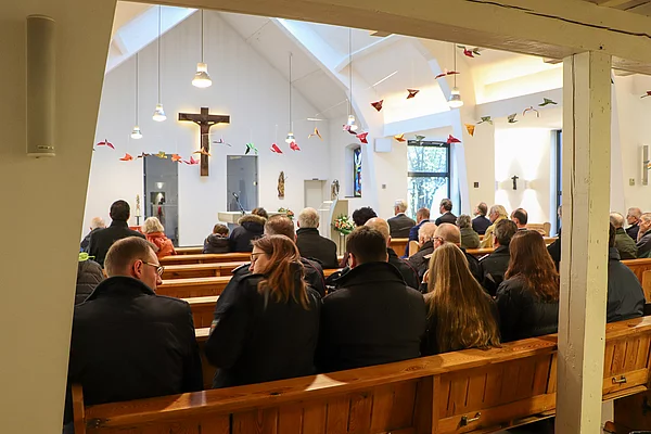 In der Kirche, Blick von hinten vorbei am Publikum zum Altar.