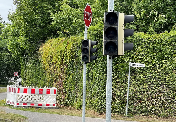 Eine defekte Ampel und eine Baustellenabsperrung