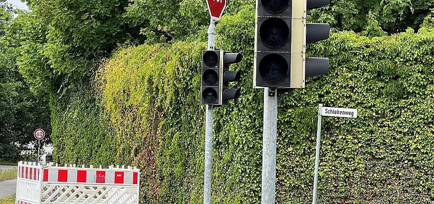 Eine defekte Ampel und eine Baustellenabsperrung