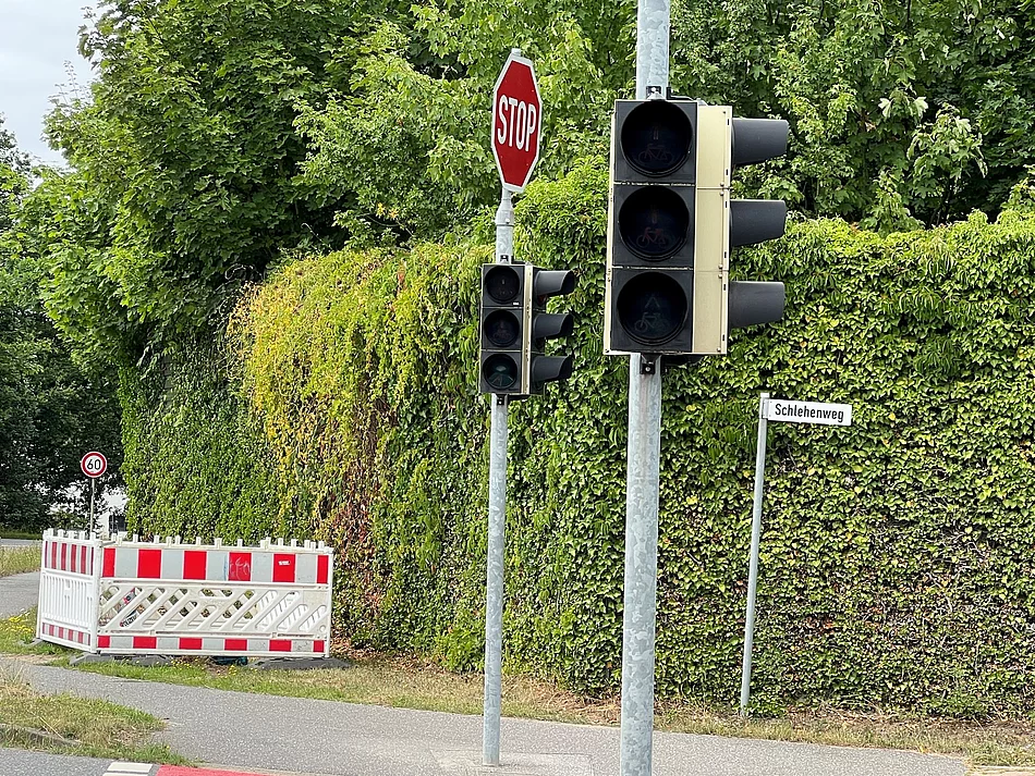 Ampel Schlehenweg/ Avenue St.Sebatien defekt Eine defekte Ampel und eine Baustellenabsperrung
