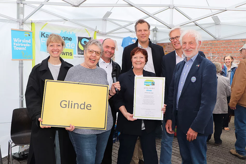 Die Fairtrade-Steuerungsgruppe Glinde nimmt die Urkunde als Fairtrade-Stadt entgegen.