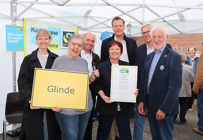 Die Fairtrade-Steuerungsgruppe Glinde nimmt die Urkunde als Fairtrade-Stadt entgegen.