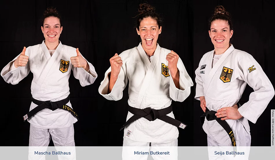 Drei Frauen mit dunkelen Haaren tragen einen Judo-Anzug und lächeln freundlich