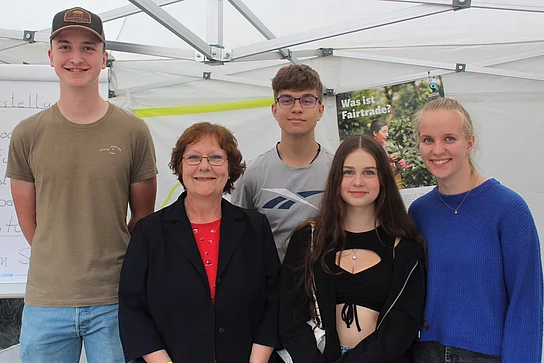 Glinde möchte das Siegel Fairtrade-Town führen. Steuerungsgruppe Vorsitzende Ulrike Müller-Kopsch (2.v.l.) hat mit ihrem Team für das Vorhaben geworben. Foto: Stadt Glinde  