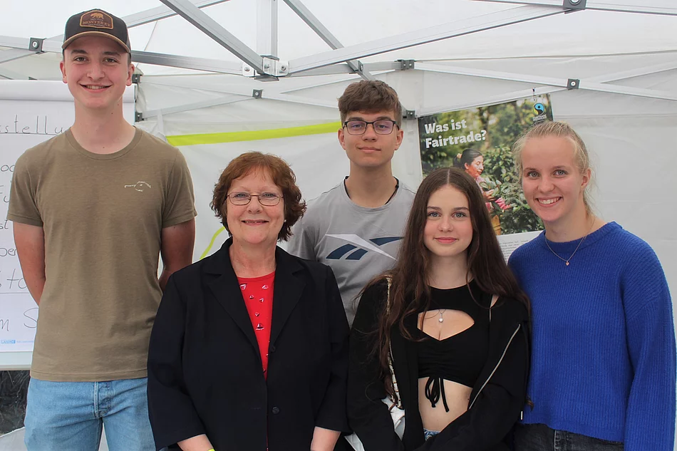 Glinde möchte das Siegel Fairtrade-Town führen. Steuerungsgruppe Vorsitzende Ulrike Müller-Kopsch (2.v.l.) hat mit ihrem Team für das Vorhaben geworben. Foto: Stadt Glinde  