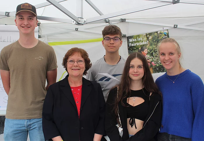 Glinde möchte das Siegel Fairtrade-Town führen. Steuerungsgruppe Vorsitzende Ulrike Müller-Kopsch (2.v.l.) hat mit ihrem Team für das Vorhaben geworben. Foto: Stadt Glinde  