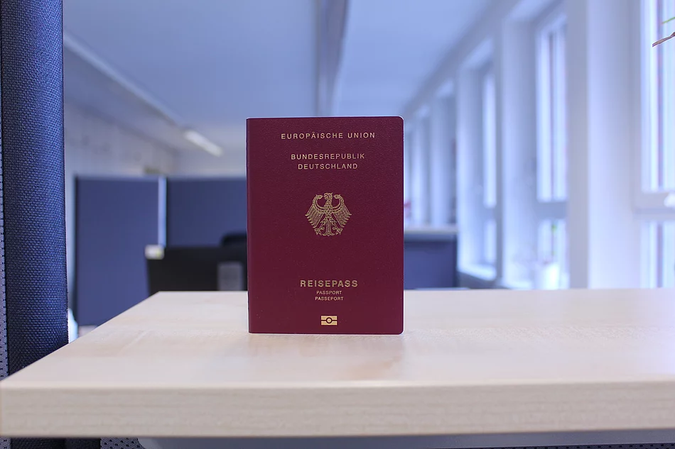 Ein Reisepass steht auf einem Tresen.