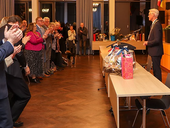 Das Publikum steht und applaudiert für Rainhard Zug.