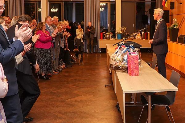 Das Publikum steht und applaudiert für Rainhard Zug.