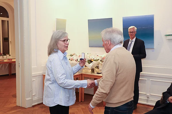 Martina von Bargen gratuliert einem Mitglied der Mittwochsgruppe des HBV