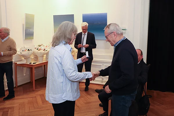 Martina von Bargen gratuliert zur Auszeichnung.