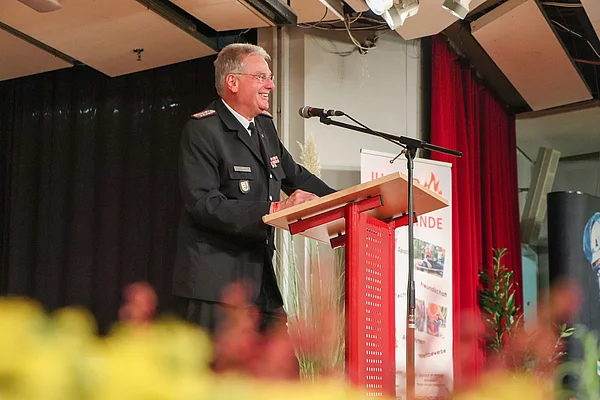 Schleswig-Holsteins Landesbrandmeister Frank Homrich beim Feuerwehr-Festakt. Foto: Stadt Glinde