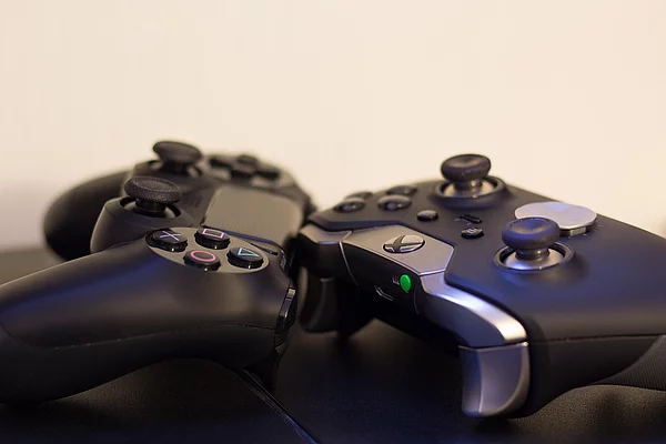 Zwei Controller für Videospiel-Konsolen