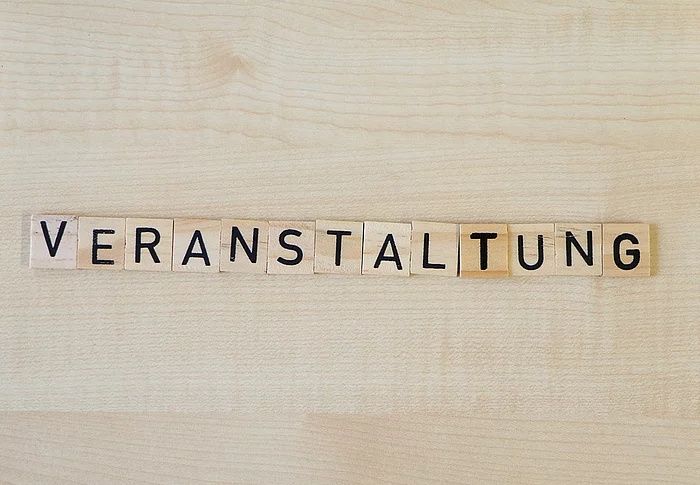 Holzplättchen bilden das Wort Veranstaltung